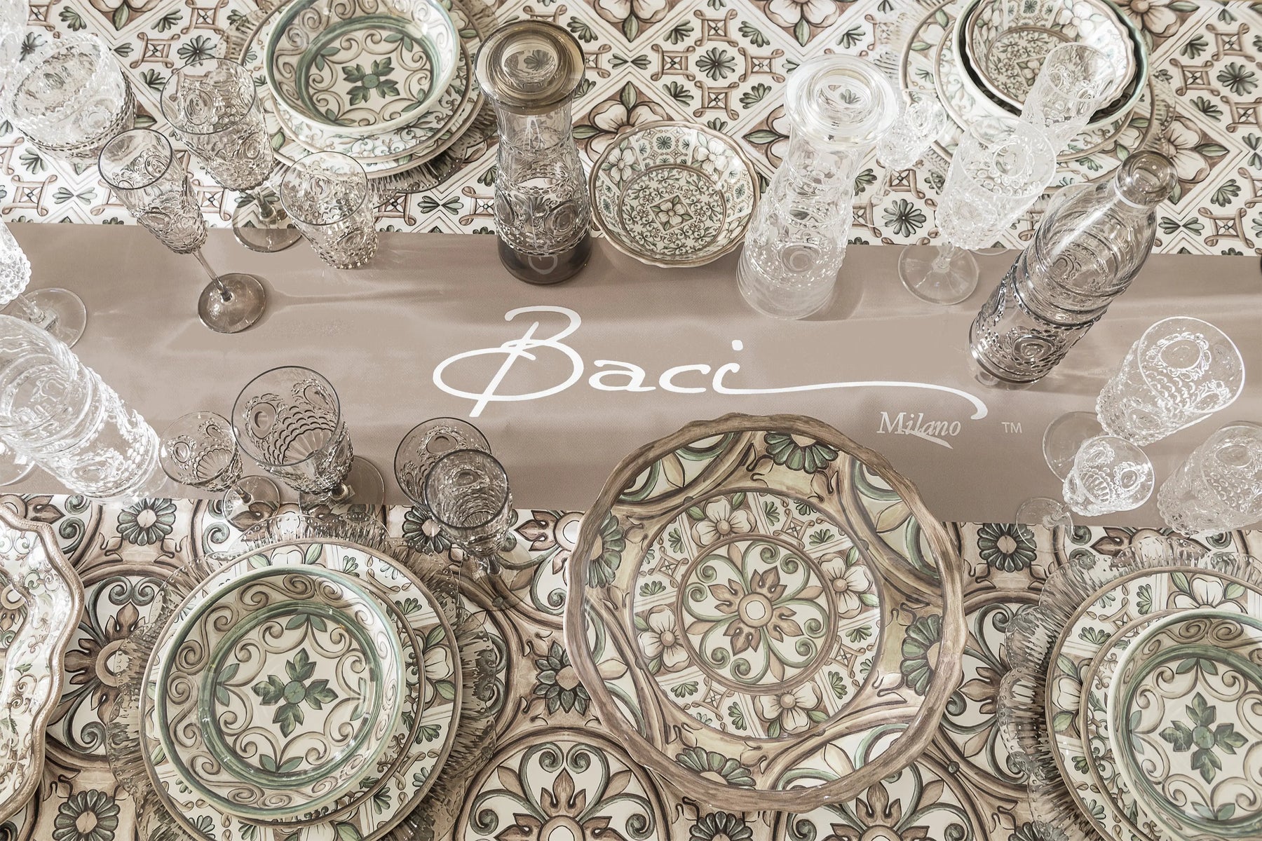 How Colorful Tableware Enhances Themed Restaurants & Boutique Hotels