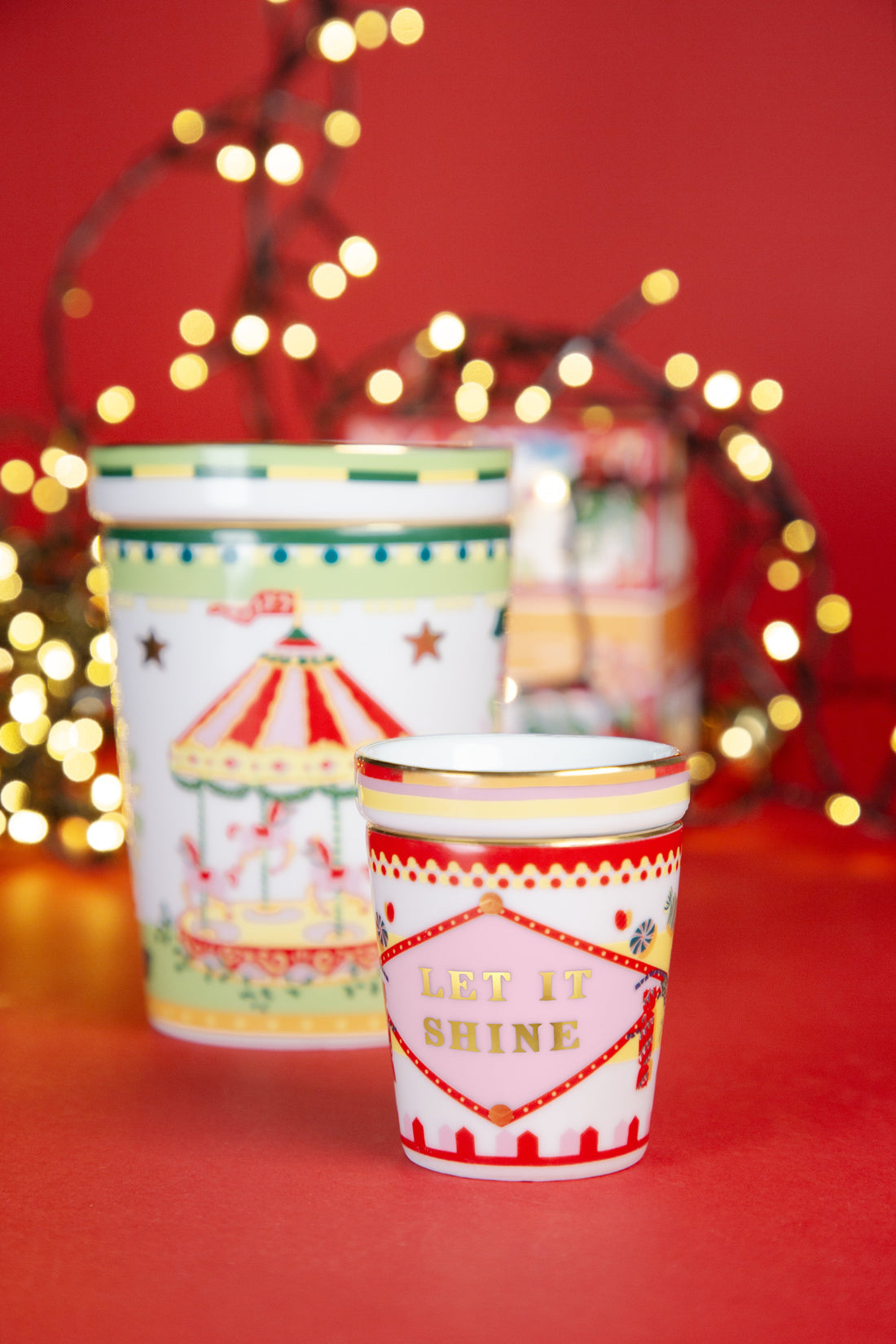 Mamma Mia Xmas porcelain cup with “Let It Shine” and carousel motif, festive red-gold design by Amprio Milano