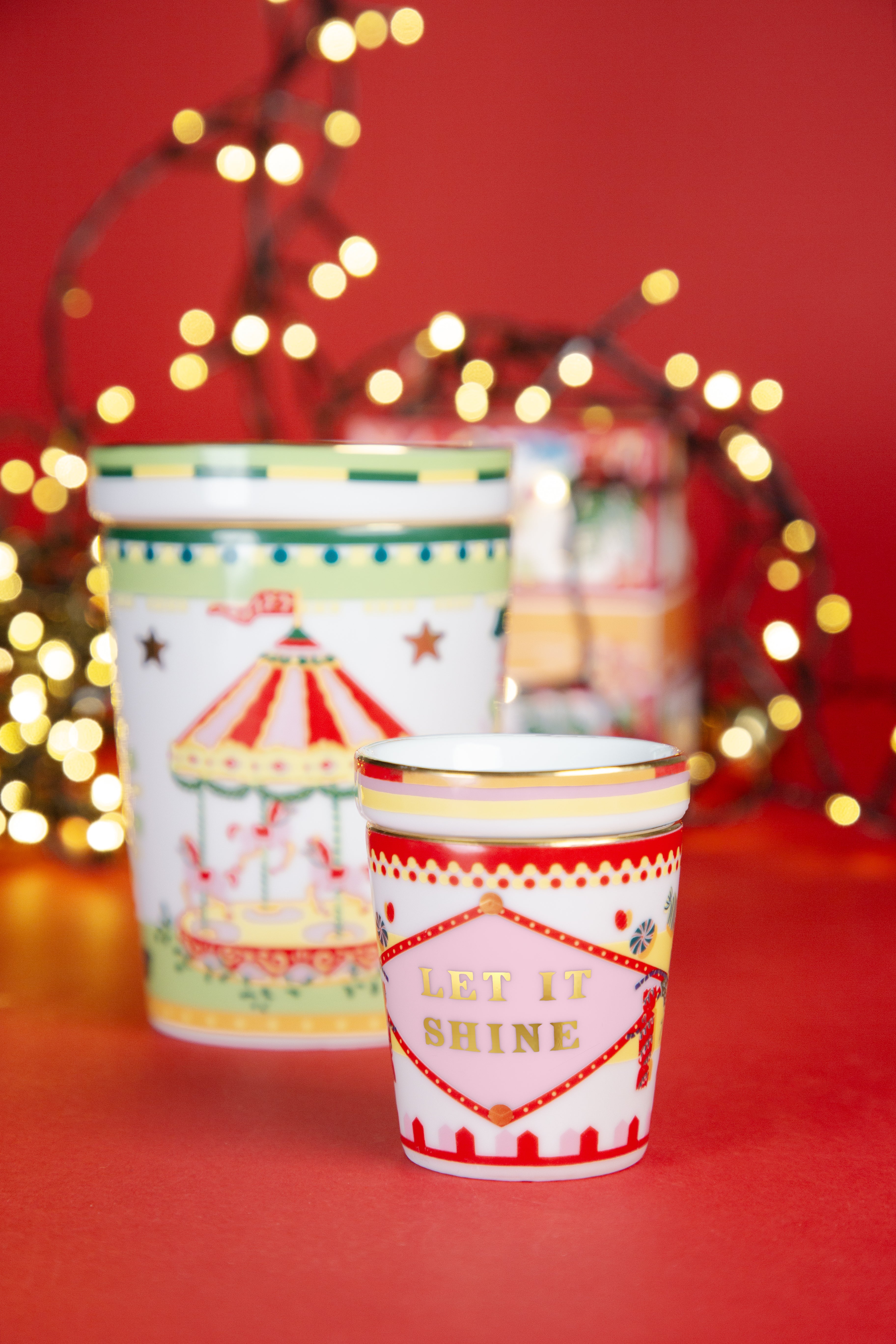 Mamma Mia Xmas porcelain cup with “Let It Shine” and carousel motif, festive red-gold design by Amprio Milano